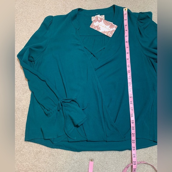 NWT Band of the Free Green Faux Wrap Blouse V-Neck Flutter Cuffs Women Small - Picture 5 of 8